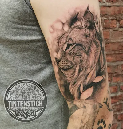 Schwarz-Weiss Tattoo realistisch, Tätowiererin Lexi Graz